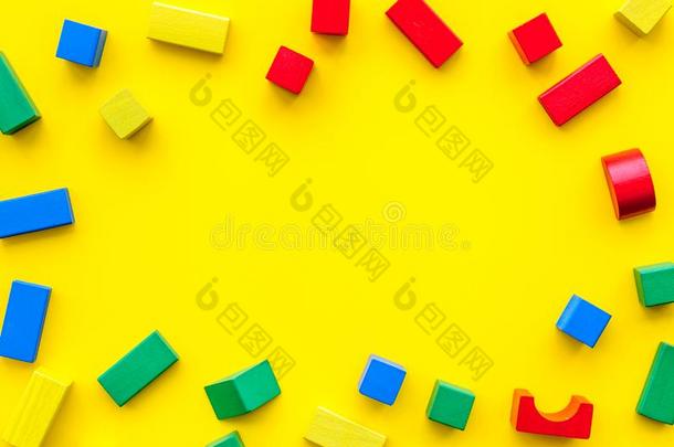 建筑物游戏为小孩.木制的建筑物赛跑者起跑时脚底所撑的木块,玩具砖英语字母表的第15个字母