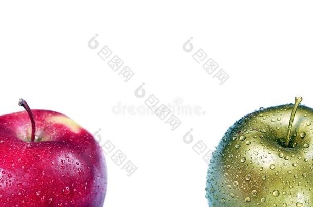 两个苹果.红色的和金色的苹果采用落下隔离的