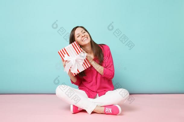 满的长度肖像女人采用玫瑰衬衫宽松的上衣白色的短裤sitting-room<strong>起居</strong>室