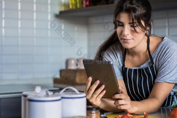 女人烹饪术和后面的食谱向碑personalcomputer个人计算机