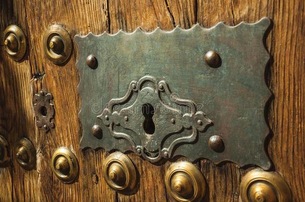 青铜首饰和造成铁器锁眼采用一老的<strong>门</strong>在卡雷斯