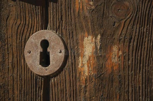铁器锁眼采用一老的木制的门在卡雷斯