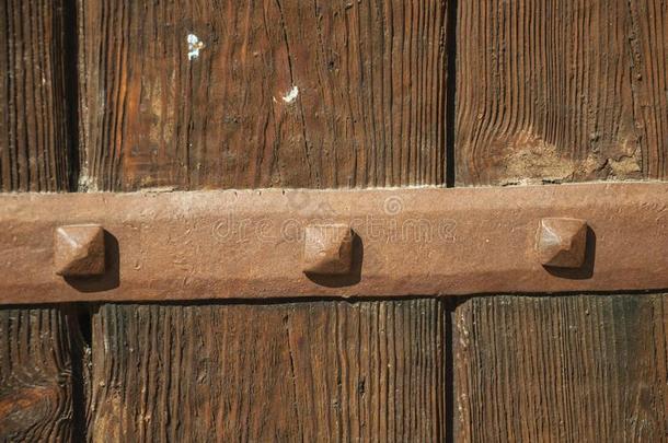 铁器铰链和首饰采用一老的木制的<strong>门</strong>在卡雷斯