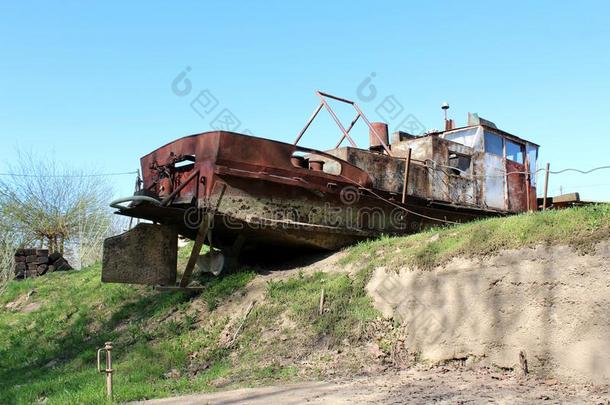 生锈金属河驳船左边的未用过的向边关于河银行苏罗