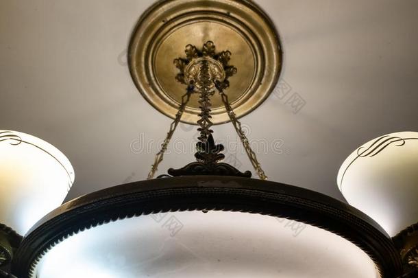 古老的枝形吊灯采用指已提到的人房屋.古老的古老的枝形吊灯.蚂蚁