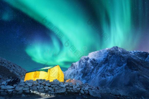 晨曦北欧化工,黄色的灼热的帐篷和下雪的山