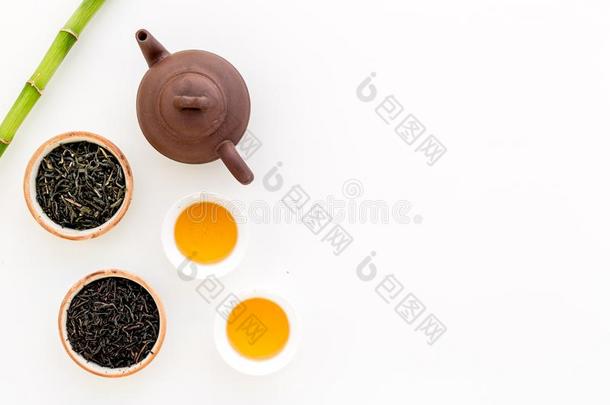 中国人茶水典礼观念.茶水罐,茶水杯子,干的干燥的茶水树叶,