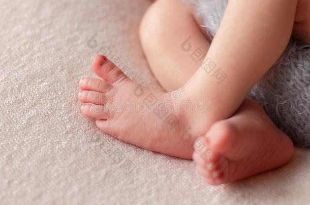 温和的婴儿脚.温和的变模糊背景关于指已提到的人脚和脚后跟