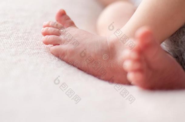 温和的婴儿脚.温和的变模糊背景关于指已提到的人脚和脚后跟