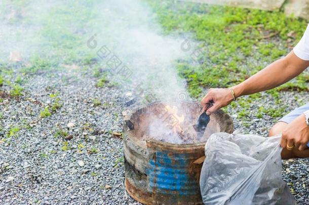 充满木炭煤饼向热的燃烧的木炭采用barbecue吃烤烧肉的野餐烧烤s向