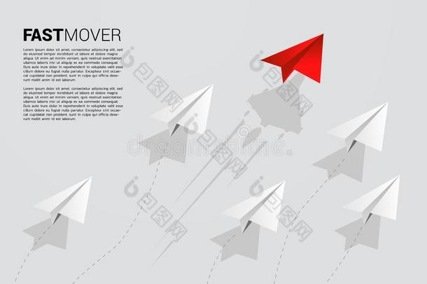红色的折纸手工纸飞机是（be的三单形式移动更快的比组关于白色的.