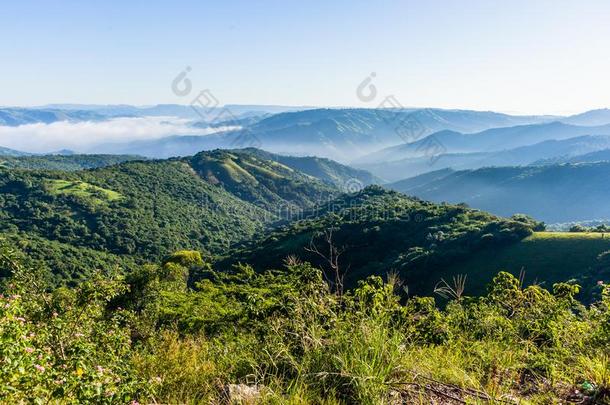 风景优美的山谷一千小山崎岖的地形薄雾