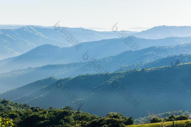 风景优美的山谷一千<strong>小</strong>山崎岖的地形薄雾