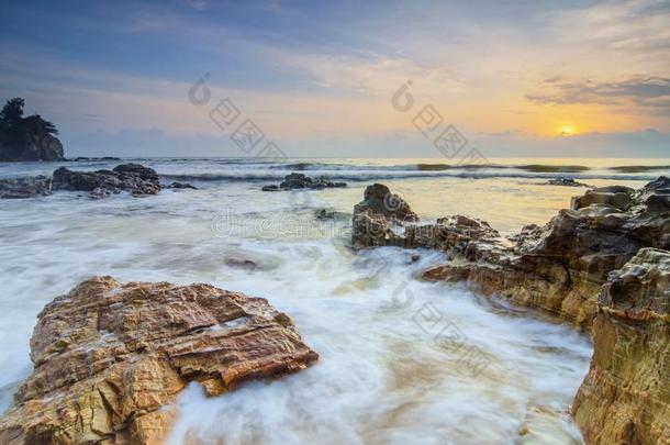 美丽的热带的海滩日出海看法.软的波浪打sandwic三明治