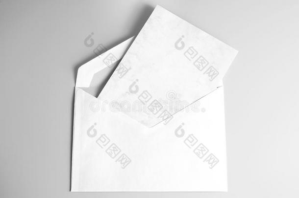 空白的折叠的招呼卡片采用信封