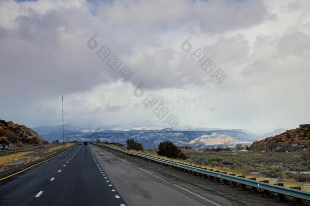 沙漠公路风景优美的沙漠风景采用亚利桑那州