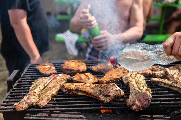 过程关于油炸肉,烧烤.男人换算热和水从