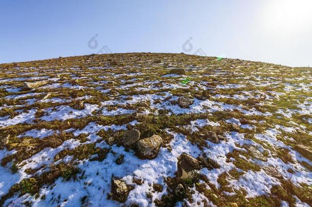 下雪的阿尔卑斯山的小山和<strong>稀疏</strong>的草