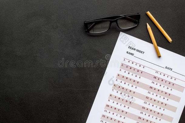 向指已提到的人<strong>考试</strong>.<strong>考试</strong>纸,答复在近处眼镜和铅笔向黑的