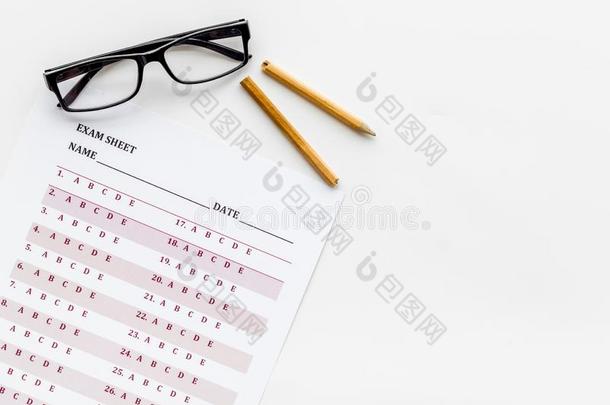 向指已提到的人考试.考试纸,答复在近处眼镜和铅笔向白色的
