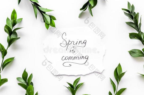 春季观念.手字体文本春季是（be的三单形式即将到来的在近处绿色的