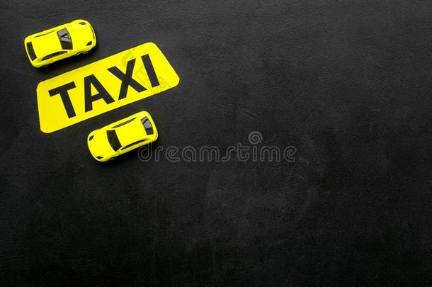 出租车观念.黄色的服务符号文本出租车在近处汽车玩具向bifidobacteriumlactentis乳糖双歧杆菌
