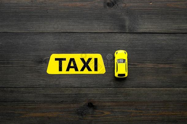出租车观念.黄色的服务符号文本出租车在近处汽车玩具向黑暗的