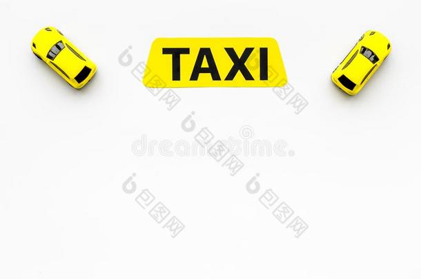 出租车观念.黄色的服务符号文本出租车在近处汽车玩具向极少的量