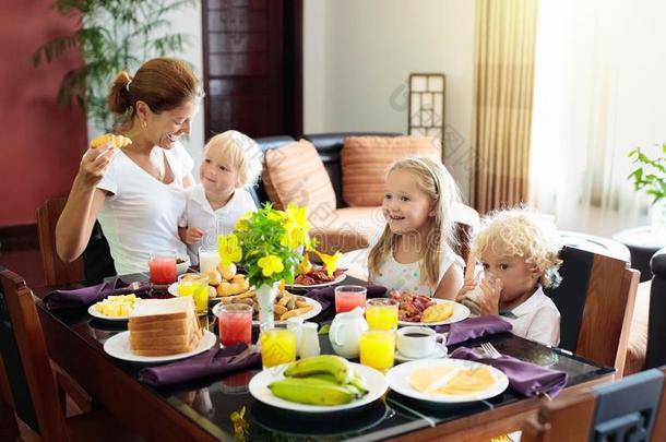 健康的家庭早餐为母亲和小孩