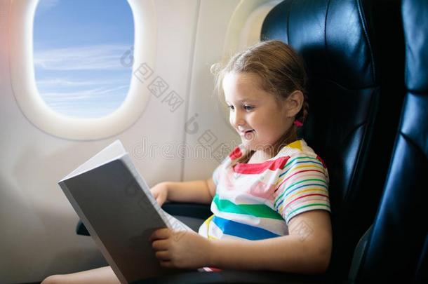 小孩采用飞机.飞和家庭.小孩旅行