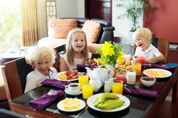 健康的家庭早餐为小孩
