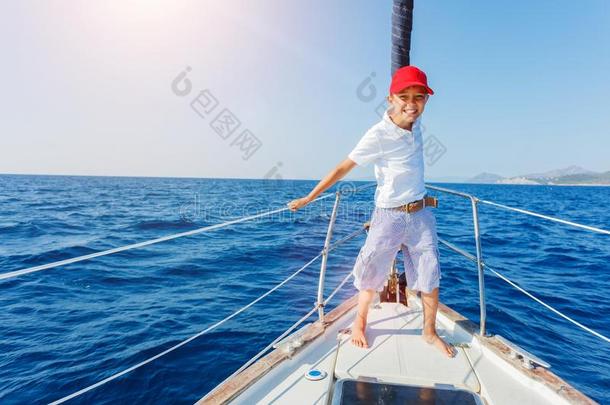 小的男孩向板关于帆船运动快艇向夏巡游.旅行广告