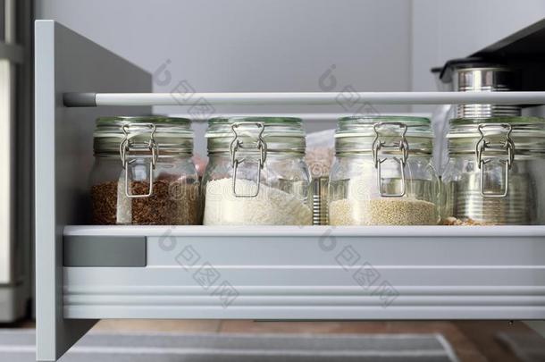 各种各样的种子采用贮存罐子采用养<strong>小动物</strong>的圈栏,白色的现代的厨房采用