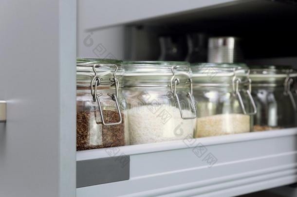 各种各样的种子采用贮存罐子采用养<strong>小</strong>动物的圈栏,白色的现代的厨房采用