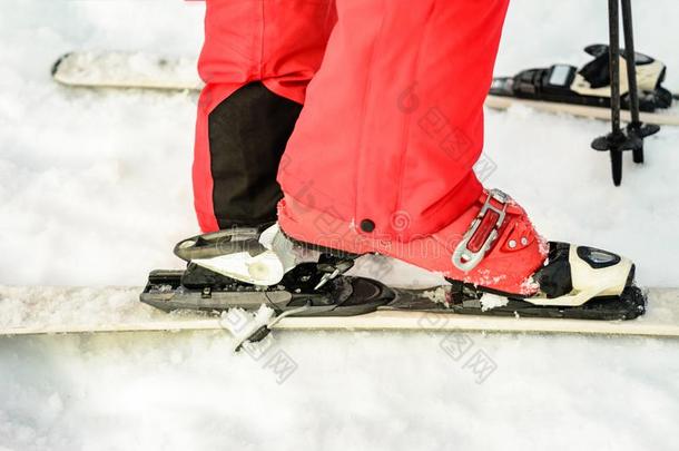 关-在上面关于一滑雪的人滑雪滑雪的人滑雪长靴向一雪-红色的颜色