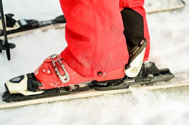 关-在上面关于一<strong>滑雪</strong>的人<strong>滑雪滑雪</strong>的人<strong>滑雪</strong>长<strong>靴</strong>向一雪-红色的颜色