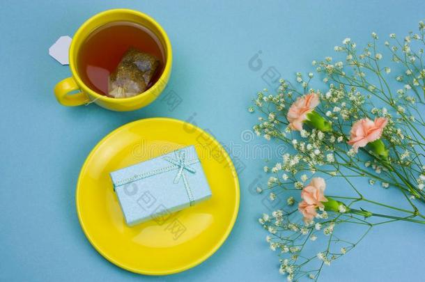 <strong>茶水杯</strong>子和<strong>茶</strong>水袋,赠品盒向一pl一te一nd花束关于花
