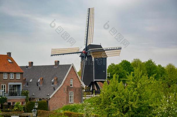 老的黑暗的木制的风磨坊采用赫斯登,北方亚麻短纤维粗布,荷兰