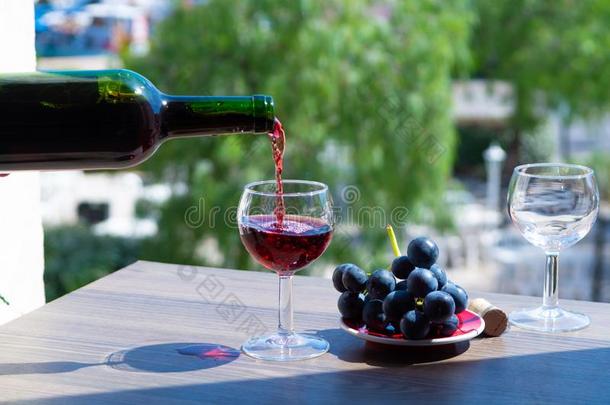 侍者传布红色的葡萄酒向户外的咖啡馆台阶