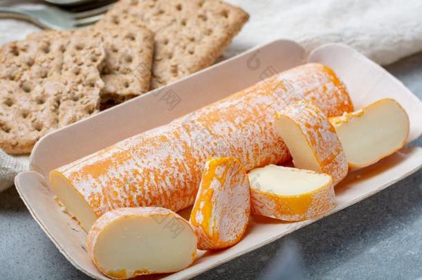 费戈丁奶酪和桔子有色的皮使从奶牛奶采用英语字母表的第3个字母