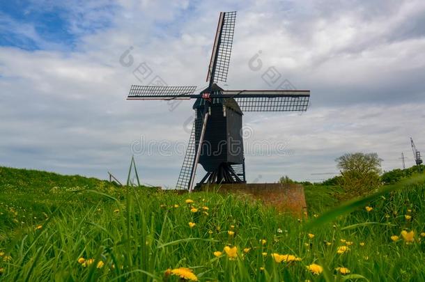 老的黑暗的木制的风磨坊采用赫斯登,北方亚麻短纤维粗布,荷兰