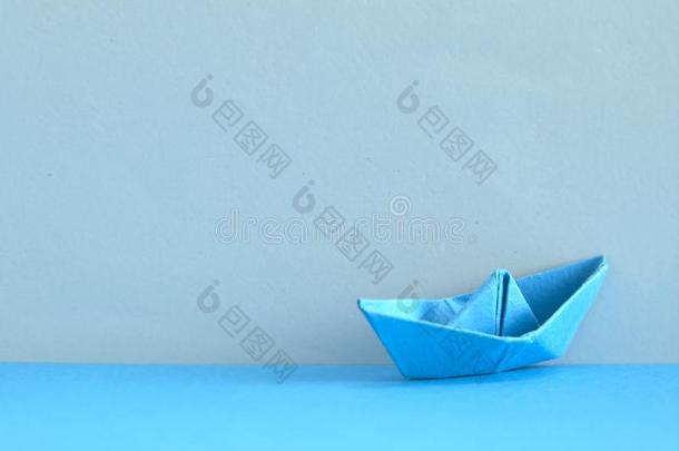 蓝色纸小船向青色背景