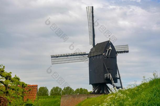 老的黑暗的木制的风磨坊采用赫斯登,北方亚麻短纤维<strong>粗布</strong>,荷兰