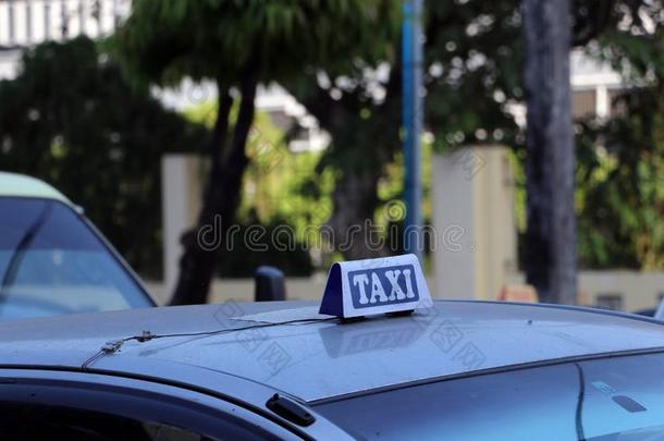 出租车光符号或出租车符号采用白色的和蓝色col或和白色的英语字母表的第20个字母