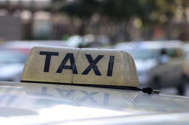 出租车光符号或出租车符号采用棕色的col或和黑的文本和英语字母表的第20个字母