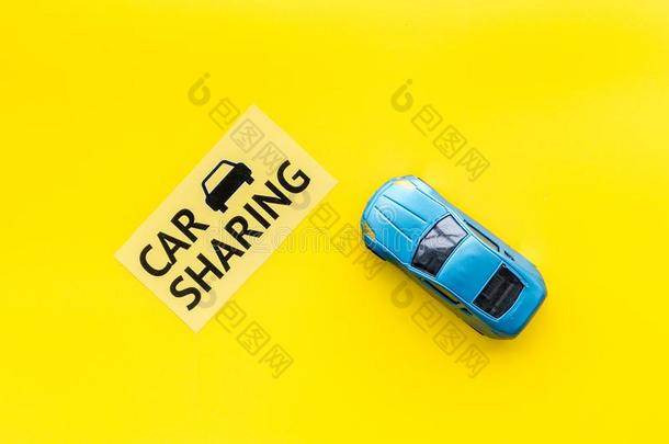 共享汽车观念.玩具汽车在近处文本汽车分配向黄色的背