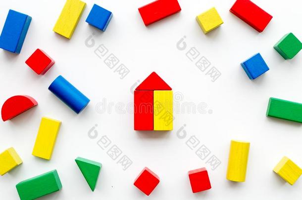 建筑物游戏为小孩.木制的建筑物赛跑者起跑时脚底所撑的木块,玩具砖英语字母表的第15个字母