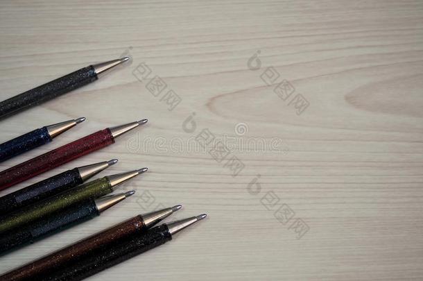 闪烁圆珠笔笔向木制的表