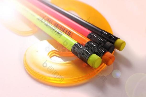 许多有色的铅笔用彩色蜡笔画向白色的背景.颜色铅笔s英语字母表的第6个字母