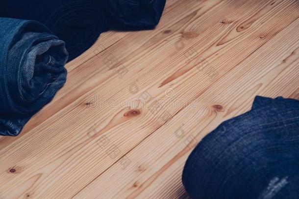辗磨损的牛仔裤或蓝色牛仔裤<strong>斜纹</strong>粗棉布收集向粗糙的木制的